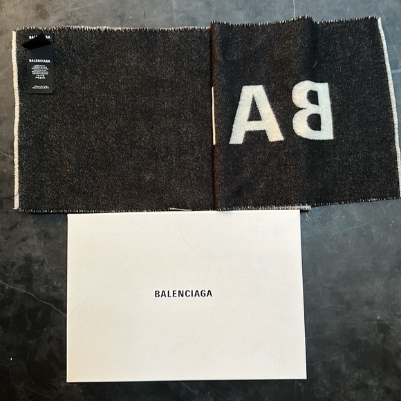 Balenciaga Reversible Two Toned scarf. - Picture 2 of 6